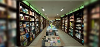 Στο εσωτερικό του Ianos παρουσιάζονται αμέτρητα βιβλία για όλα τα γούστα! | YouBeHero