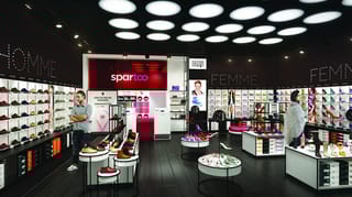 Στο κατάστημα του Spartoo προβάλεται μεγάλη ποικιλία παπουτσιών σε διάφορα χρώματα και σχέδια | YouBeHero