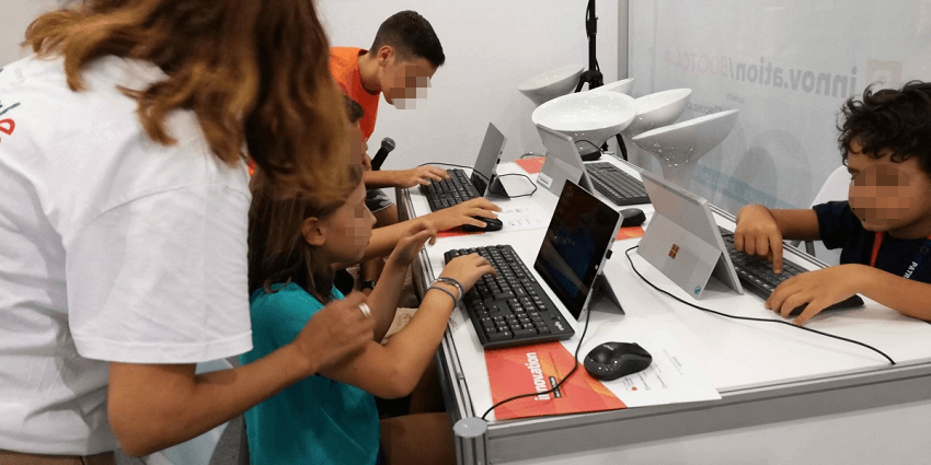 Workshop της Socialinnov σε παιδιά με θέμα τους υπολογιστές και την τεχνολογία.