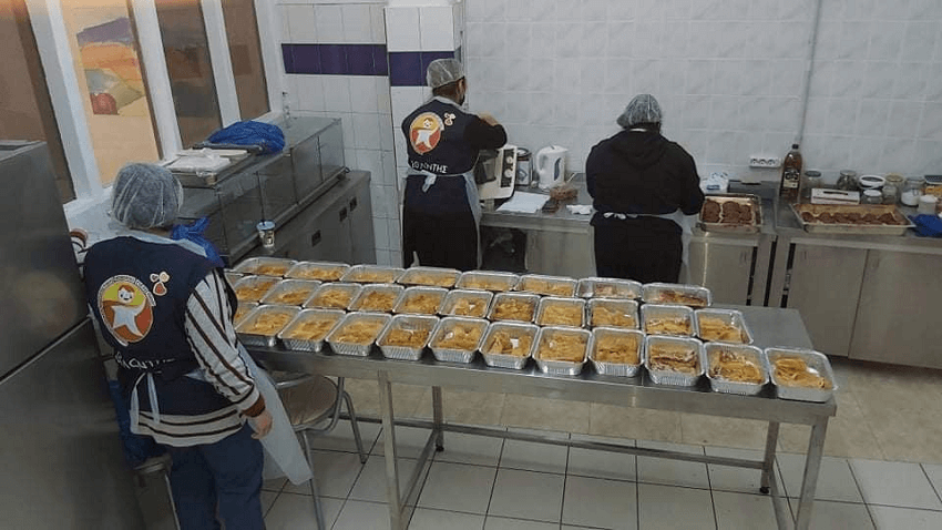 Οι εθελοντές της οργάνωσης «Φωτεινό Αστέρι» ετοιμάζουν νόστιμο φαγητό με αγάπη για παιδιά και οικογένειες.