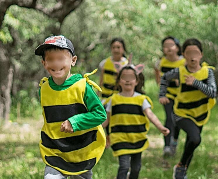 Τα παιδιά μαθαίνουν για τις μέλισσες, τη φύση και το περιβάλλον μέσα από το θέατρο, τη μουσική και την δημιουργική απασχόληση.