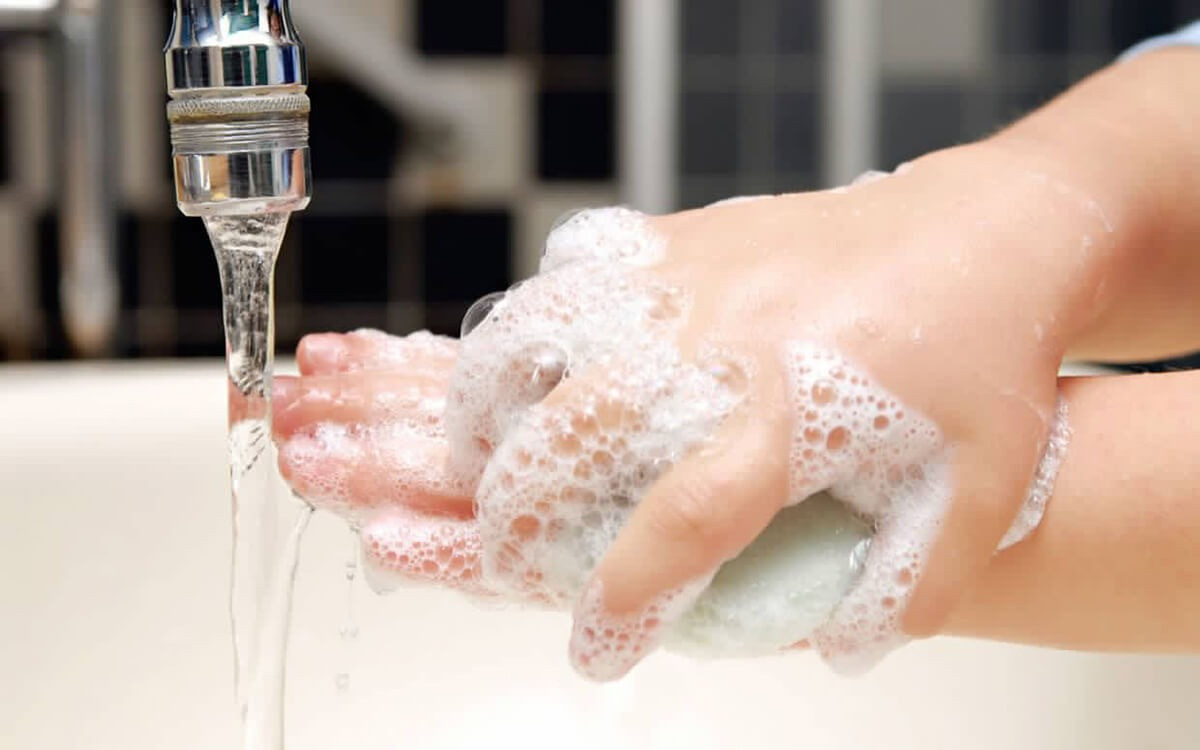 Παιδάκι πλένει τα χέρια του με σαπούνι