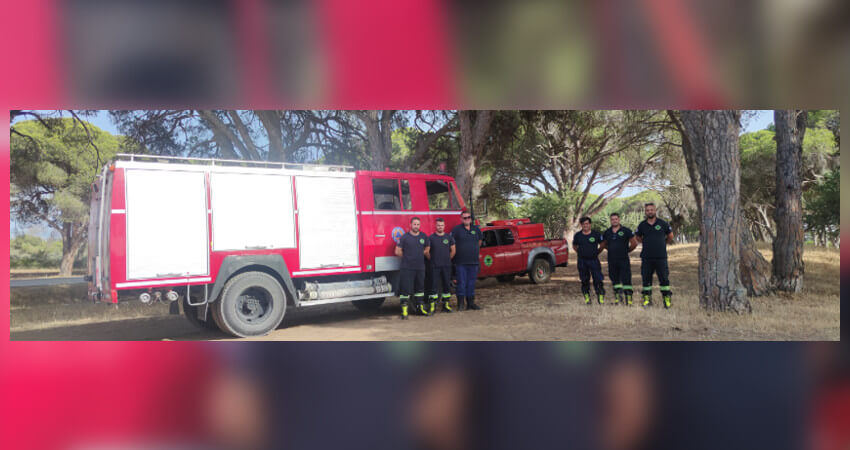 Η ομάδα των εθελοντών πυροσβεστών σε μια ομαδική φωτογραφία