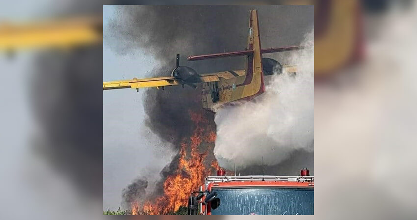 Πυροσβεστικό αεροπλάνο  ρίχνει νερό για να σβήσει τη φωτιά