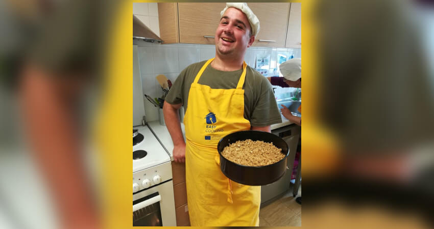 Μέσω του εργαστηρίου Εστίασης, οι ωφελούμενοί μας έχουν την ευκαιρία να εκπαιδευτούν στο επάγγελμα του Βοηθού Μάγειρα