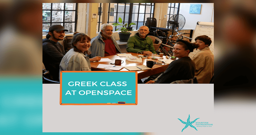 τρεις γυναίκες και τρεις άνδρες κάθονται γύρω από ένα τραπέζι, πάνω στο τραπέζι υπάρχουν χαρτιά, στυλό και δύο κούπες, λιλά μεγάλο πλαίσιο και μπλε μικρότερο πλαίσιο όπου αναγράφεται: GREEK CLASS AT OPENSPACE