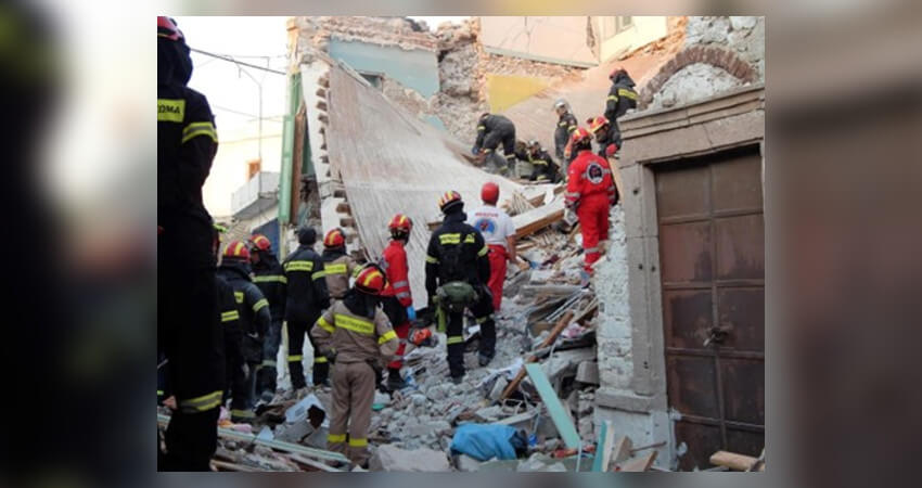 Μέλη της Ελληνικής Ομάδας Διάσωσης συνεργάζονται με πυροσβέστες στο σεισμό της Βρίσσας