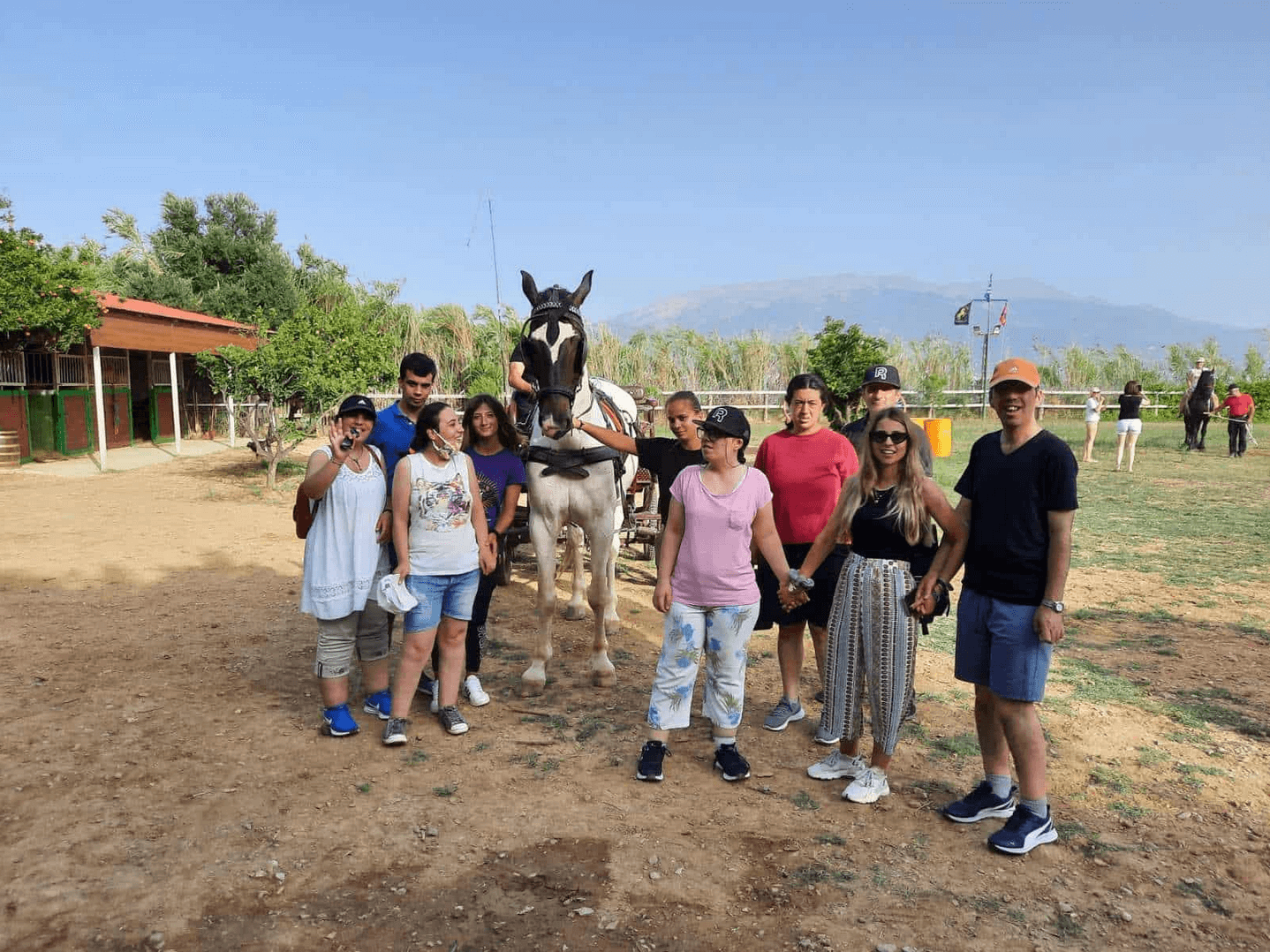 Άνθρωποι του συλλόγου Αλκυόνης φωτογραφίζονται μπροστά από ένα άλογο