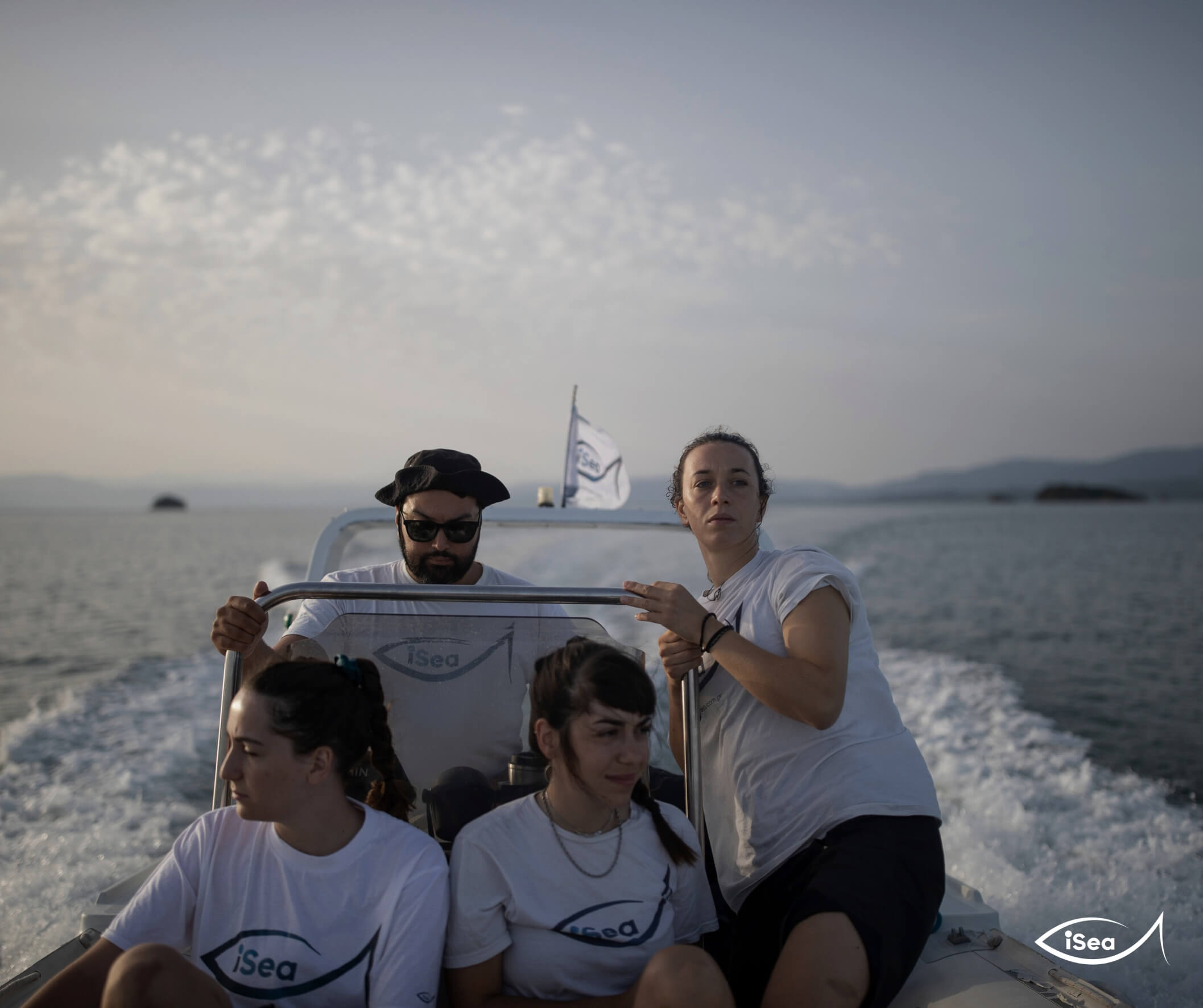 Πέντε άνθρωποι, σε σκάφος μέσα στη θάλασσα. Οι τρεις ετοιμάζονται για κατάδυση, ένας οδηγεί το σκάφος και ένας τραβάει τη φωτογραφία - selfie.