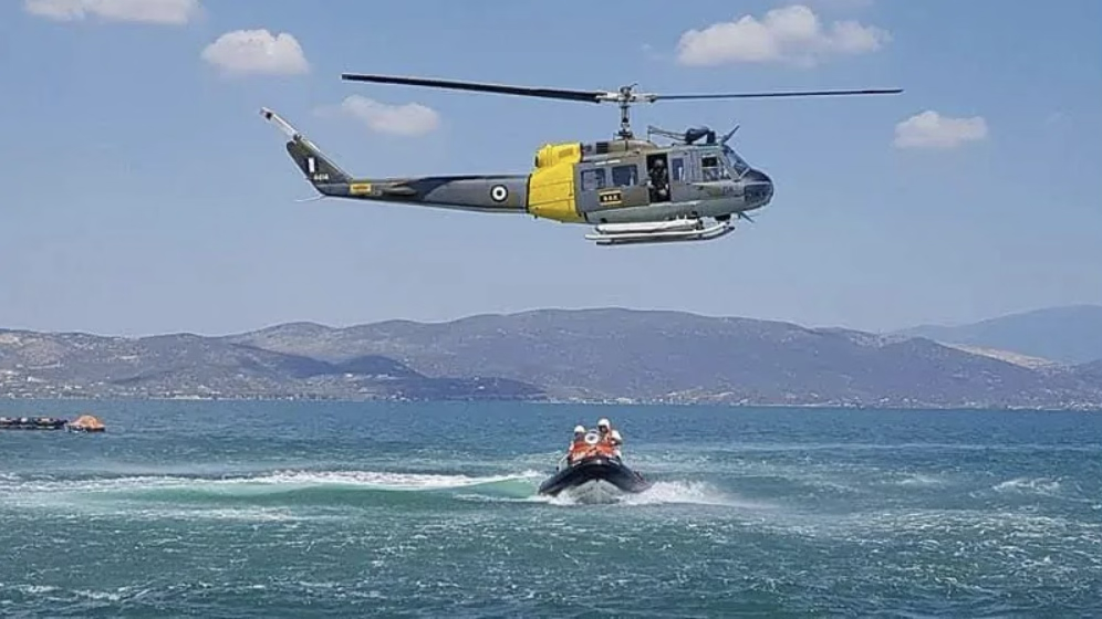 Ένα ελικόπτερο και μια βάρκα διάσωσης στη θάλασσα