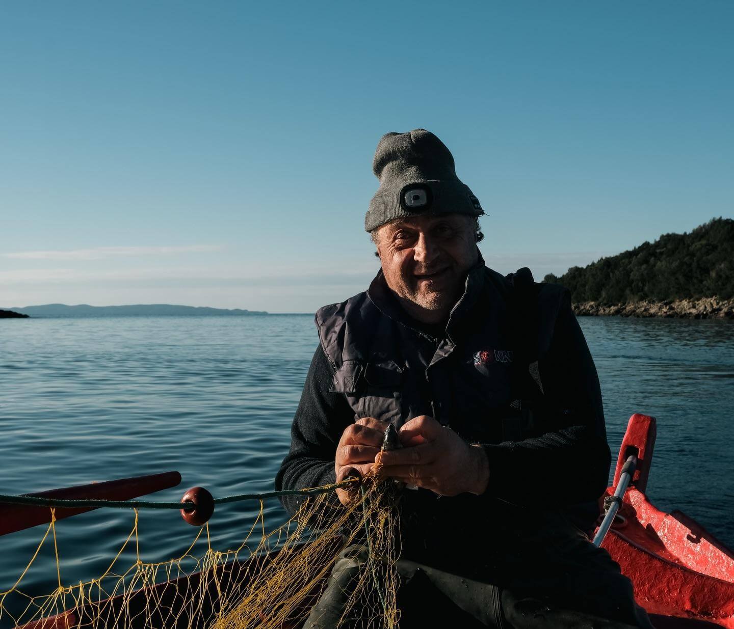 Εικόνα παραδοσιακού άνδρα να ψαρεύει