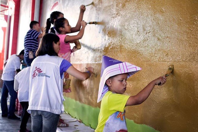 Παιδάκι που βάφει τον τοίχο