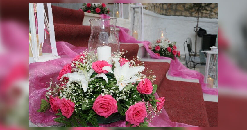Εξωτερικός στολισμός εκκλησίας με τριαντάφυλλα και κεριά