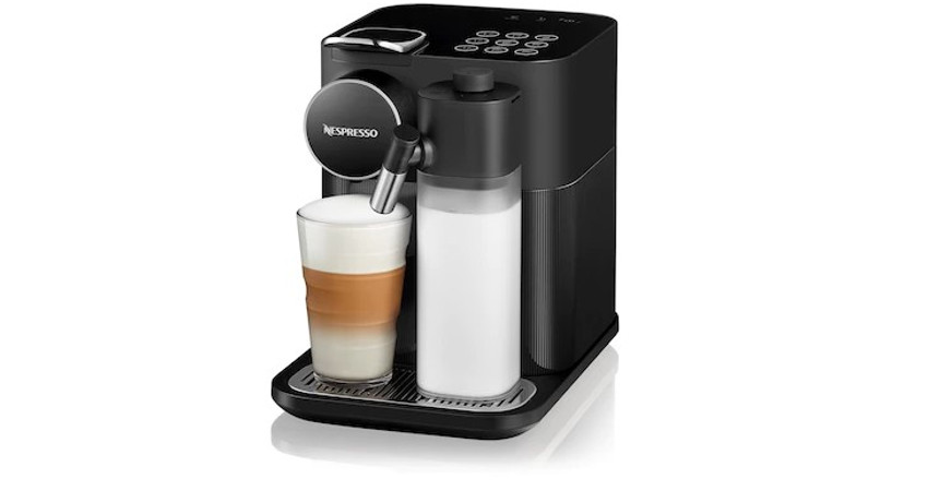 Μαύρη μηχανή Nespresso Original με αφρόγαλα και καφέ latte.
