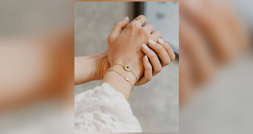 Χέρια πιασμένα, φοράνε βραχιόλια και δαχτυλίδι από το κοσμηματοπωλείο Ταταρόπουλος