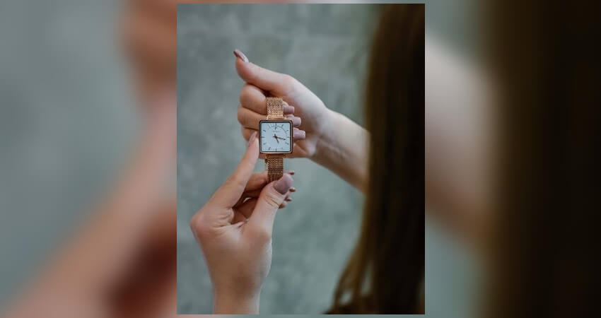 Γυναικεία χέρια κρατούν υπέροχο σχέδιο σε ρολόι