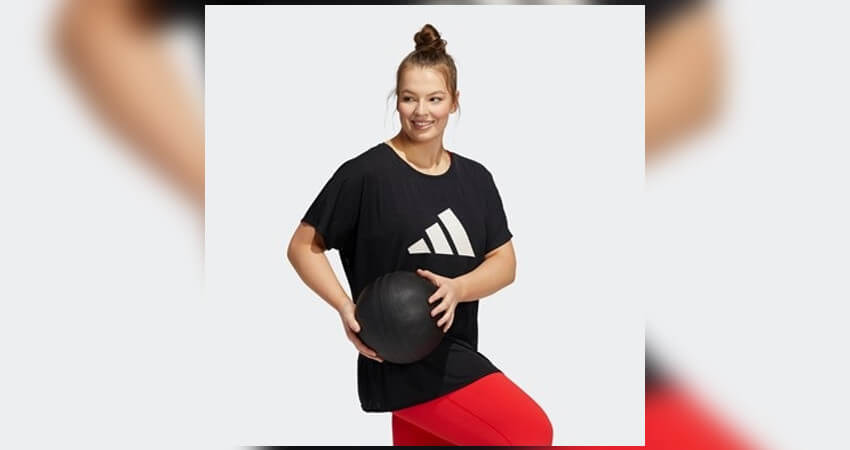 Γυναικείο μαύρο t-shirt σε μεγάλο μέγεθος από την adidas με λογότυπο, μπάλα γυμναστικής και κόκκινη φόρμα